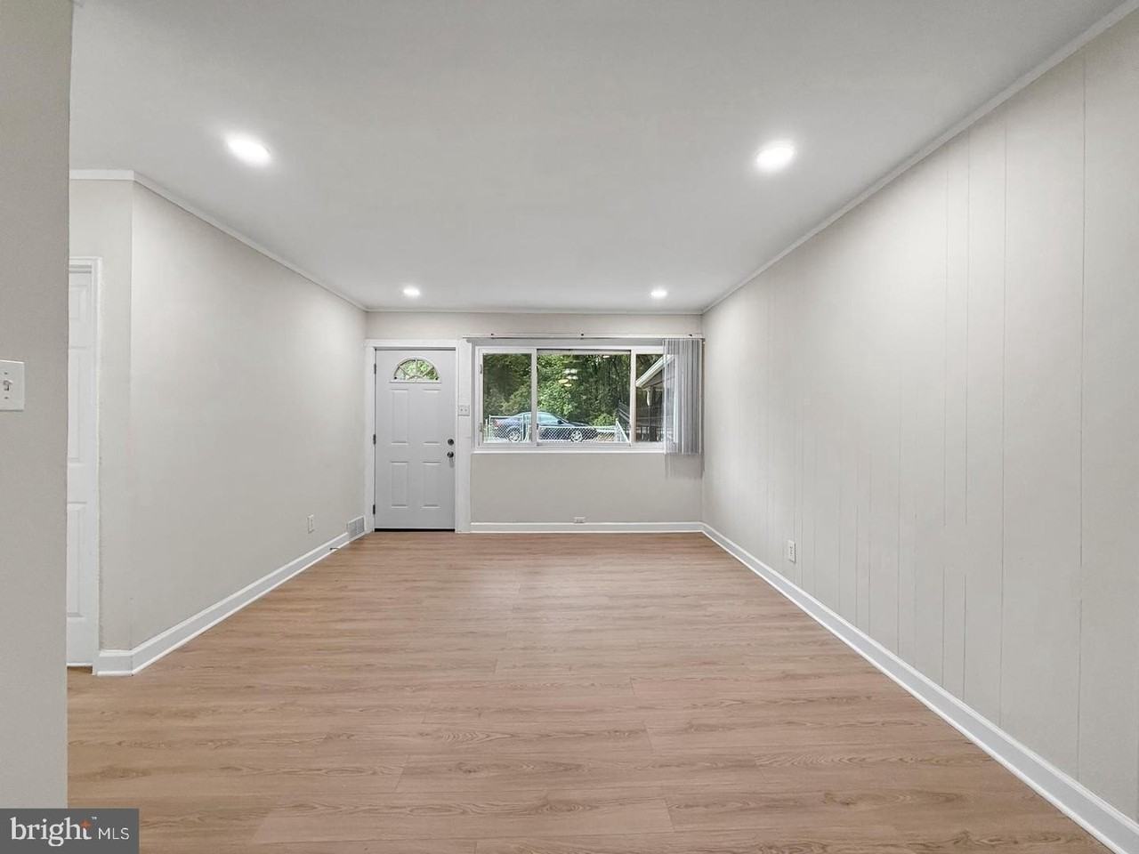 7905 Greenleaf Rd - Photo 4 of 30