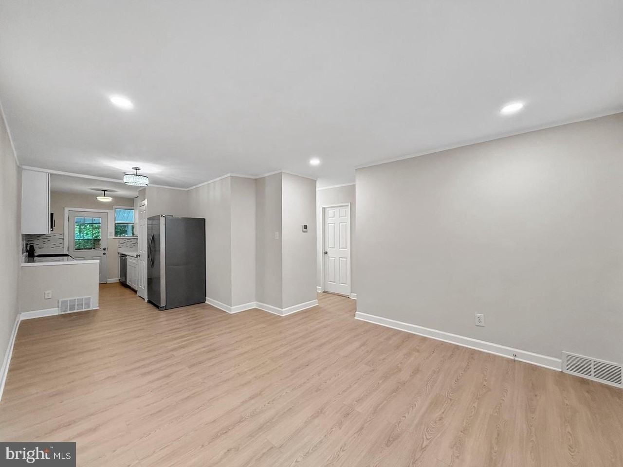 7905 Greenleaf Rd - Photo 6 of 30