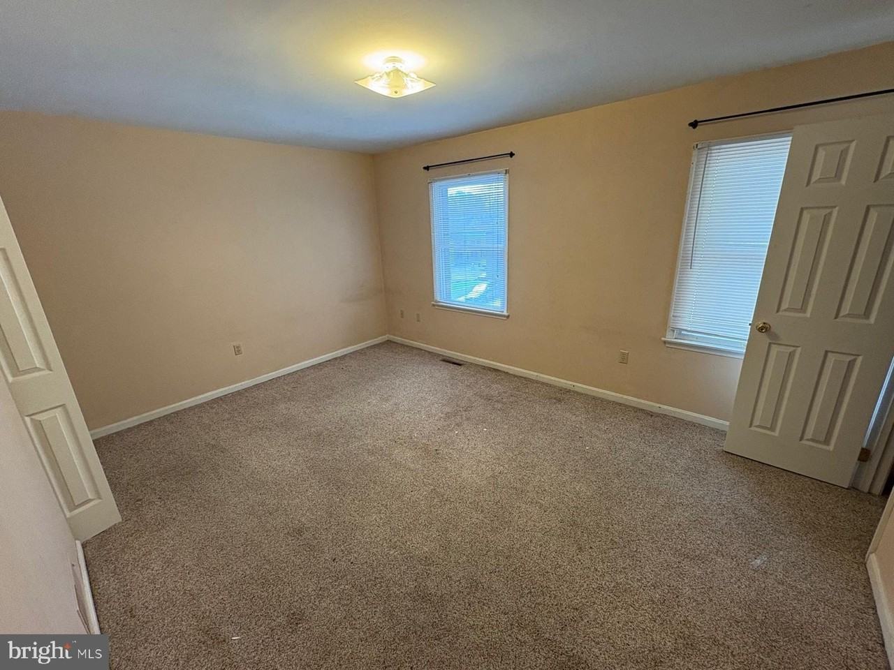 971 Monroe St - Photo 5 of 7