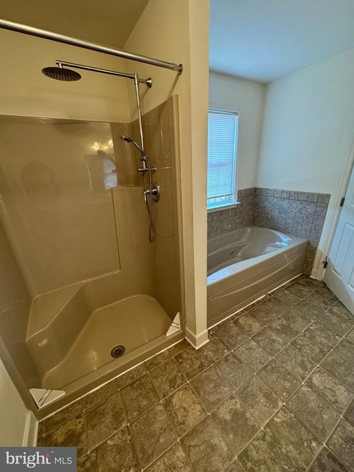 131 Scully Pl - Photo 2 of 9