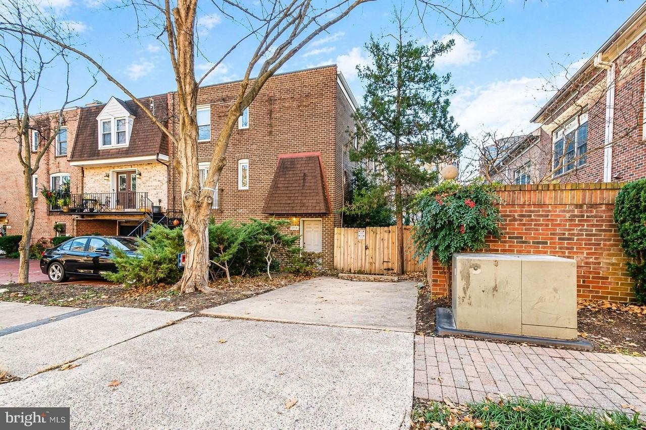 1527 N Colonial Ter #B - Photo 2 of 35