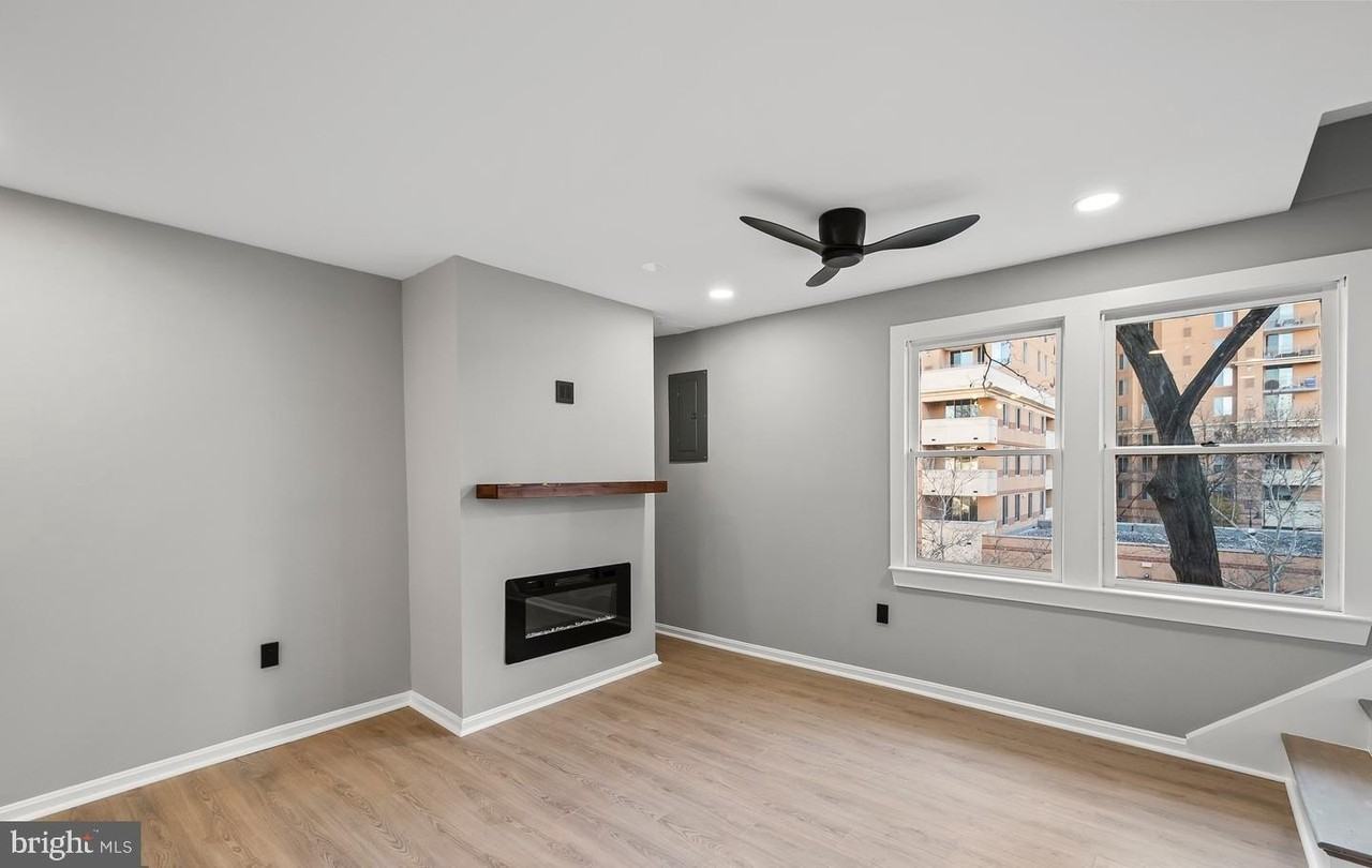 1527 N Colonial Ter #B - Photo 4 of 35