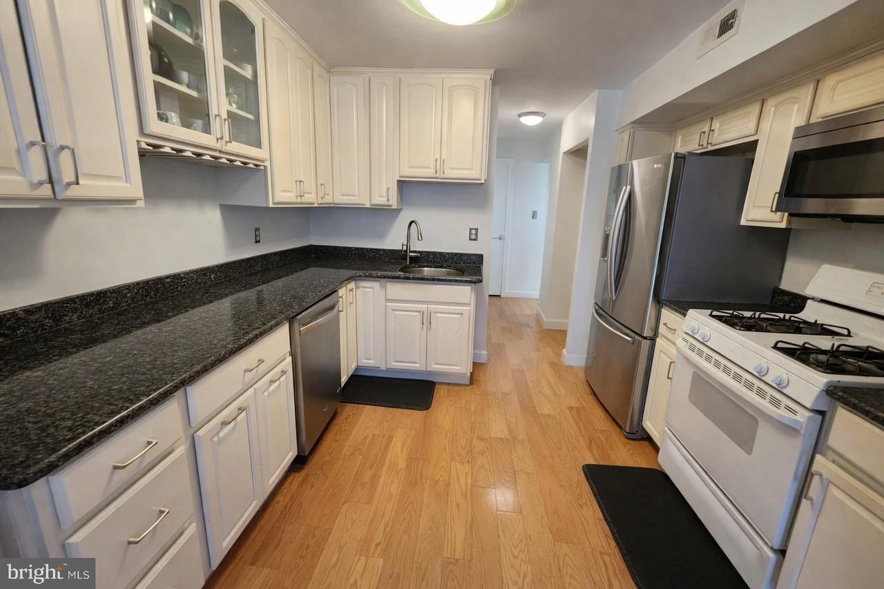 2010 Colts Neck Rd #2B - Photo 3 of 8