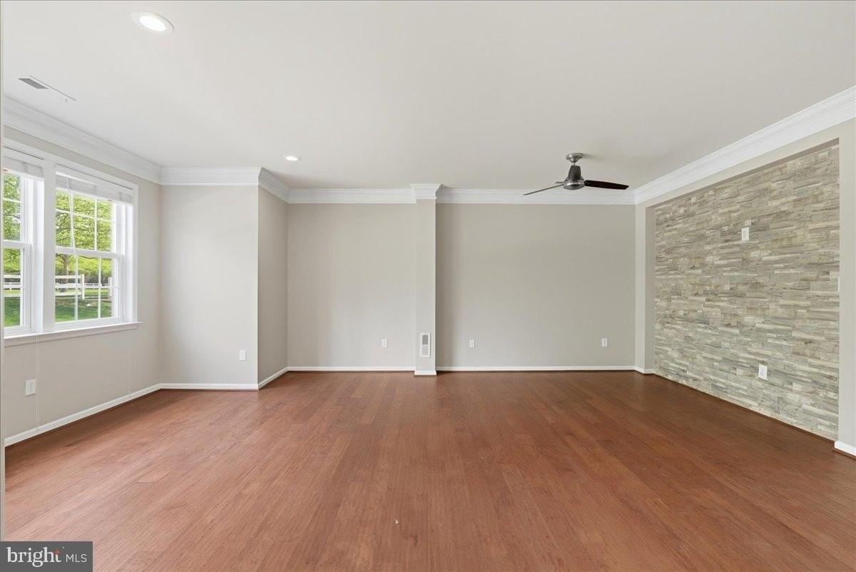 19400 Susquehanna Sq - Photo 4 of 37