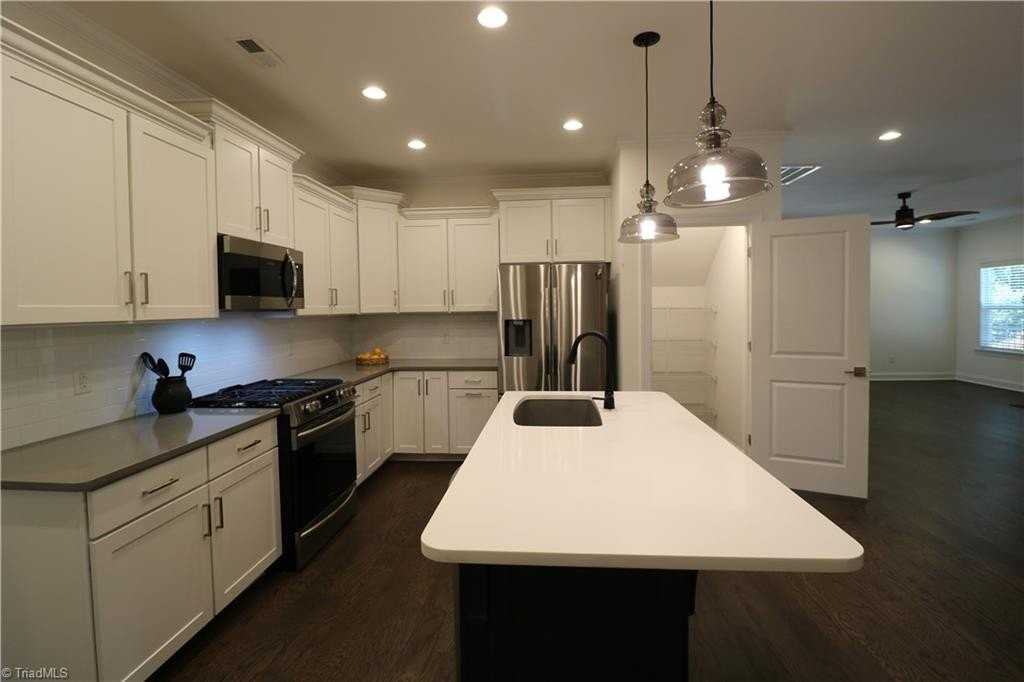 772 Gibb St - Photo 3 of 32