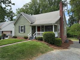 featured image of 2237 Queen St