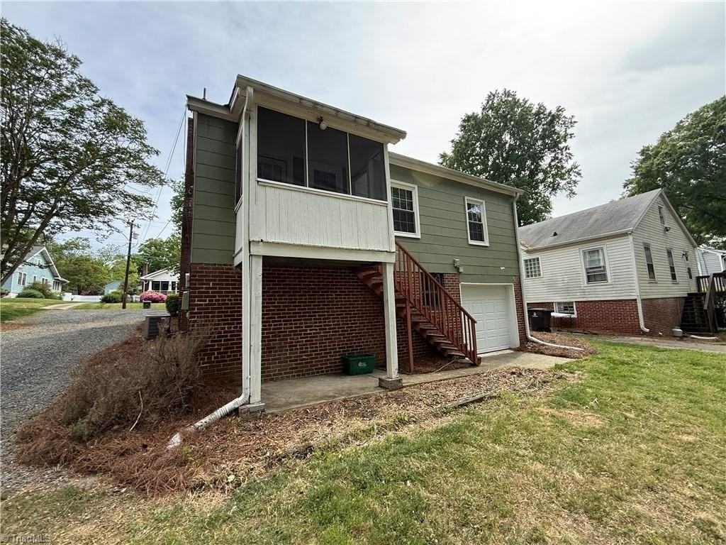 2237 Queen St - Photo 2 of 17