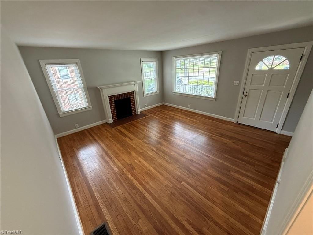 2237 Queen St - Photo 3 of 17