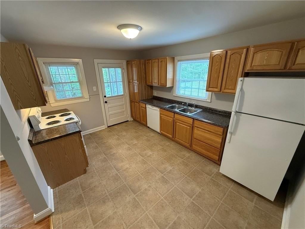 2237 Queen St - Photo 6 of 17