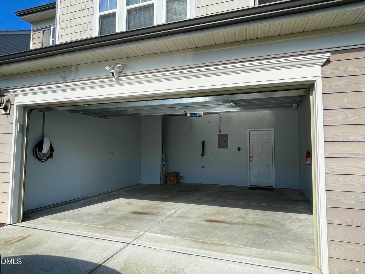 1025 Mirbeck Ln - Photo 4 of 21