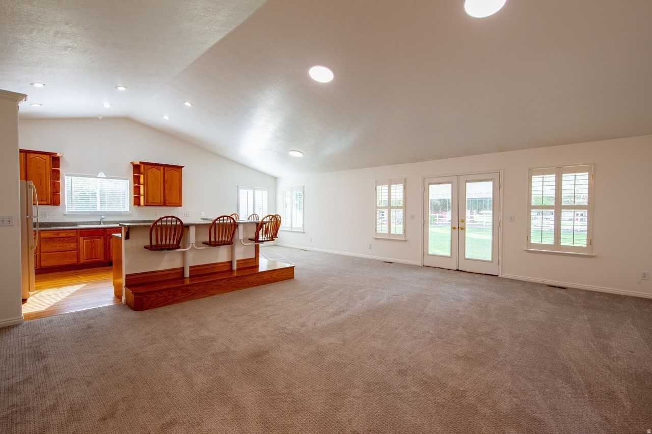 1020 E Oak Hill Dr - Photo 2 of 29