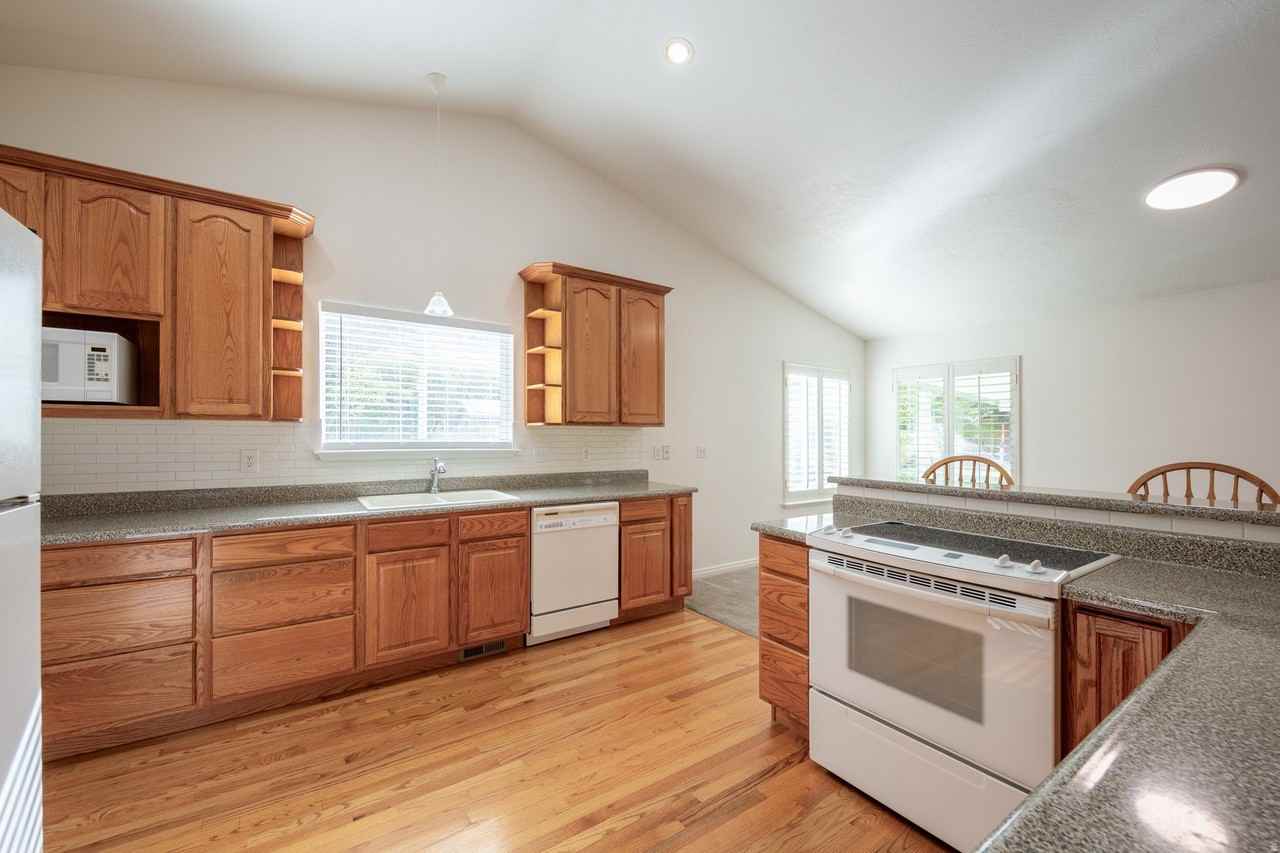 1020 E Oak Hill Dr - Photo 3 of 29