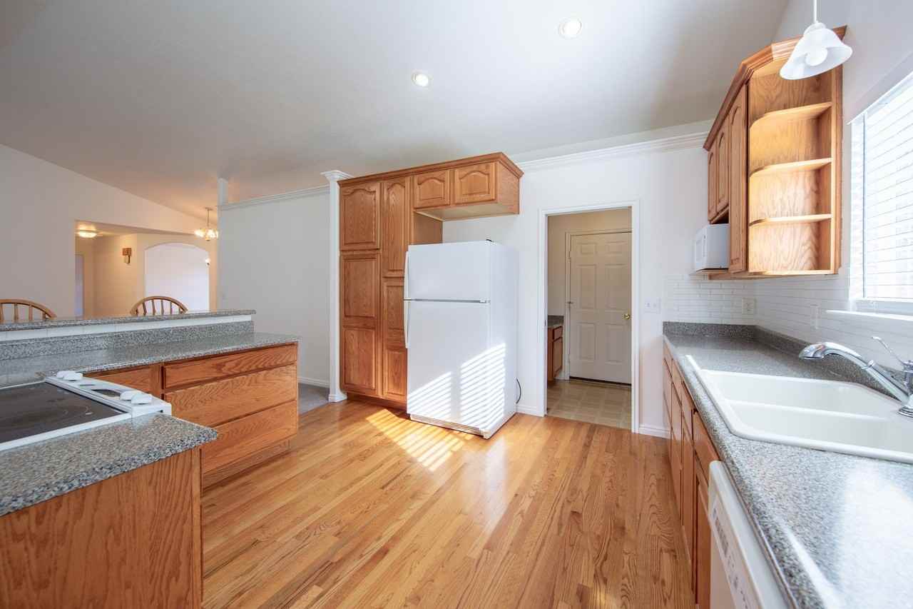 1020 E Oak Hill Dr - Photo 4 of 29