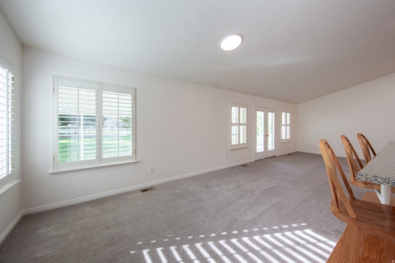 1020 E Oak Hill Dr - Photo 5 of 29