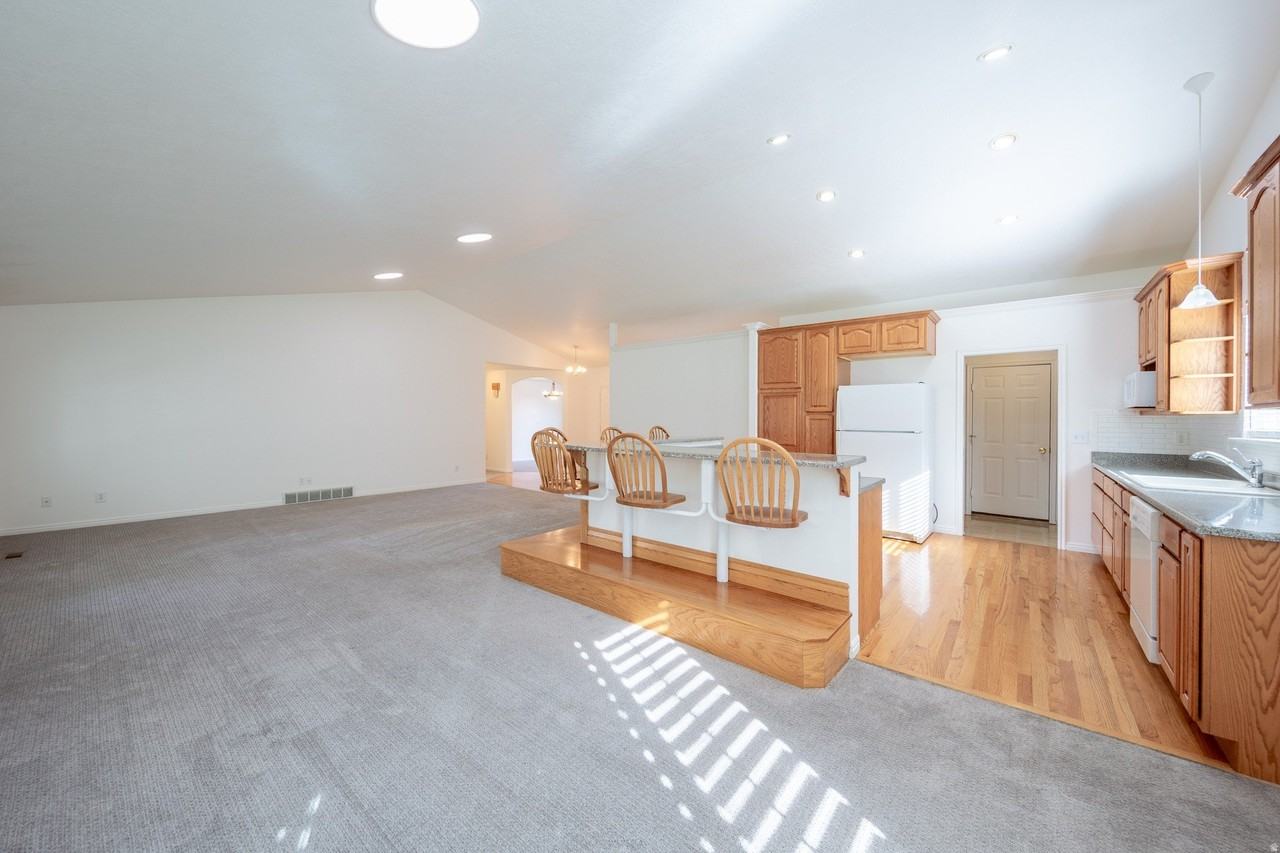 1020 E Oak Hill Dr - Photo 6 of 29