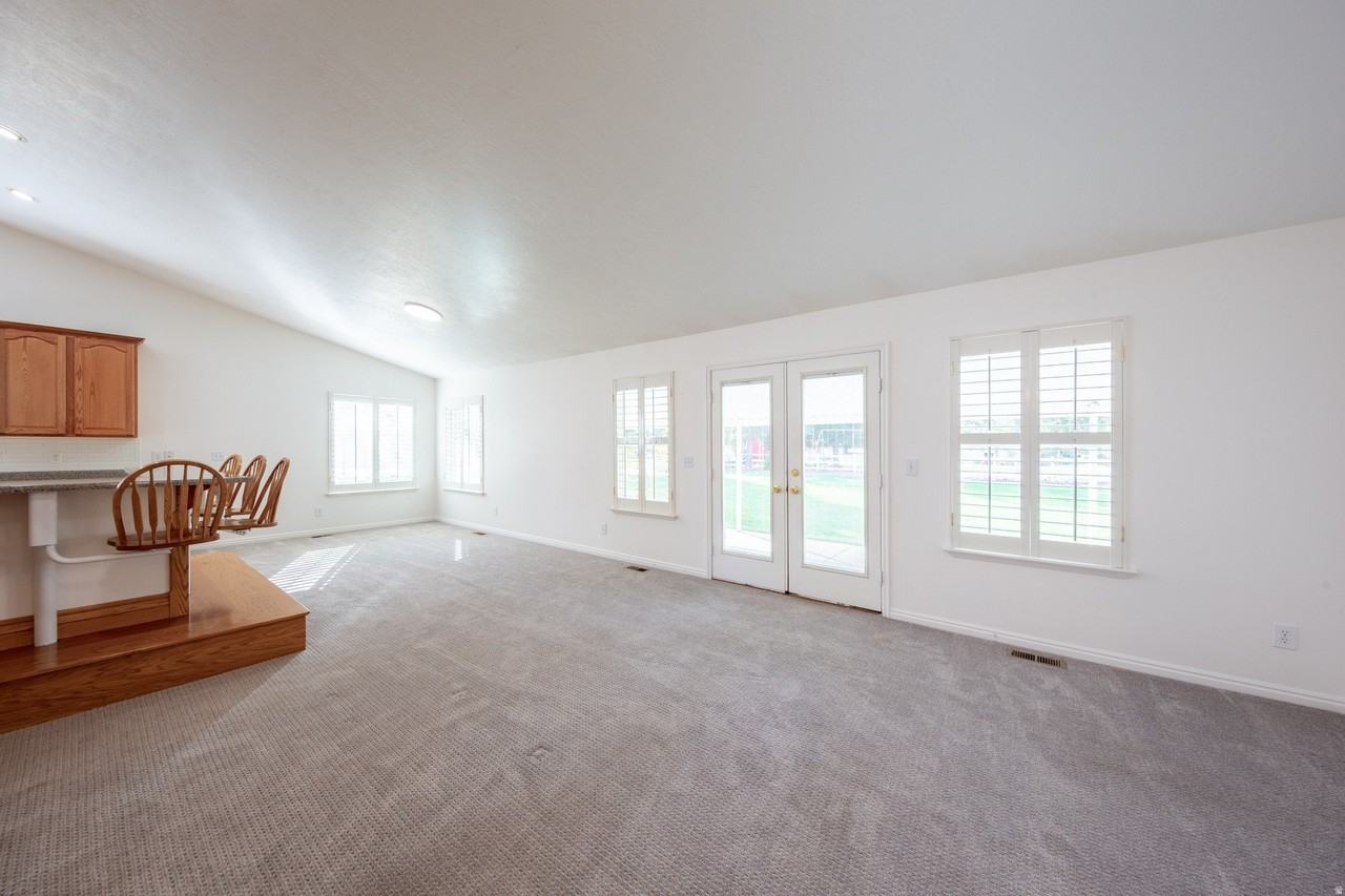 1020 E Oak Hill Dr - Photo 7 of 29