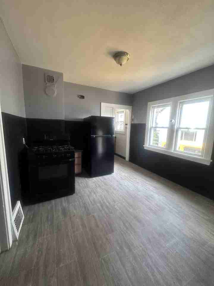 4004 E 147th St #1 - Photo 5 of 38