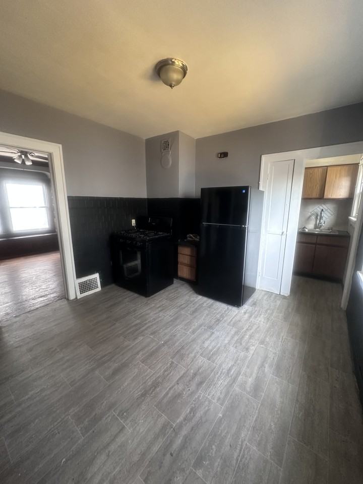 4004 E 147th St #1 - Photo 4 of 38
