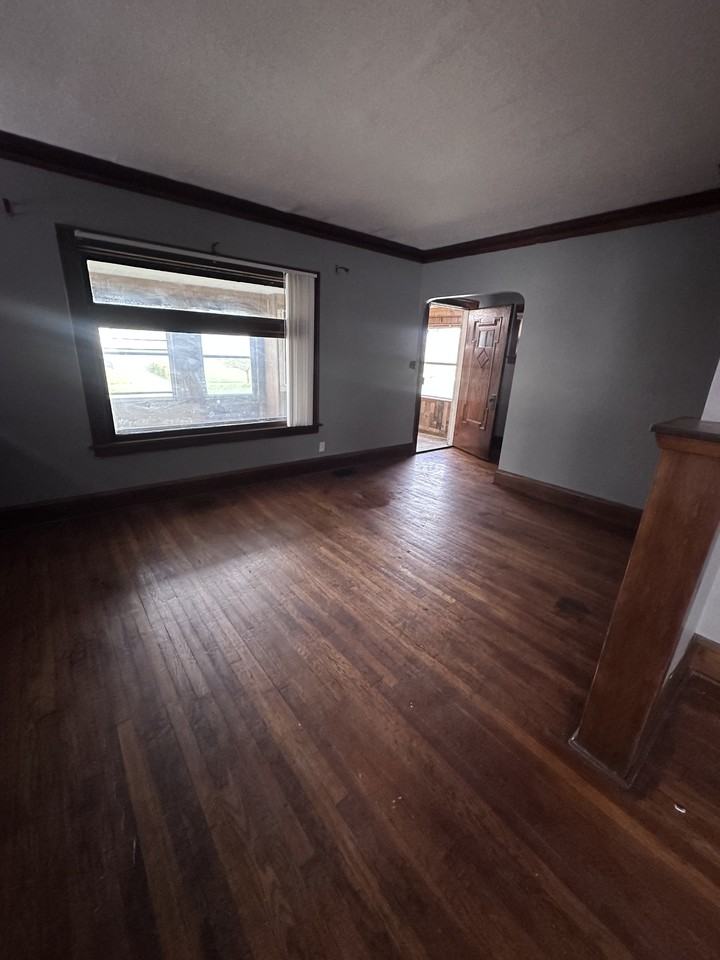 4004 E 147th St #1 - Photo 3 of 38