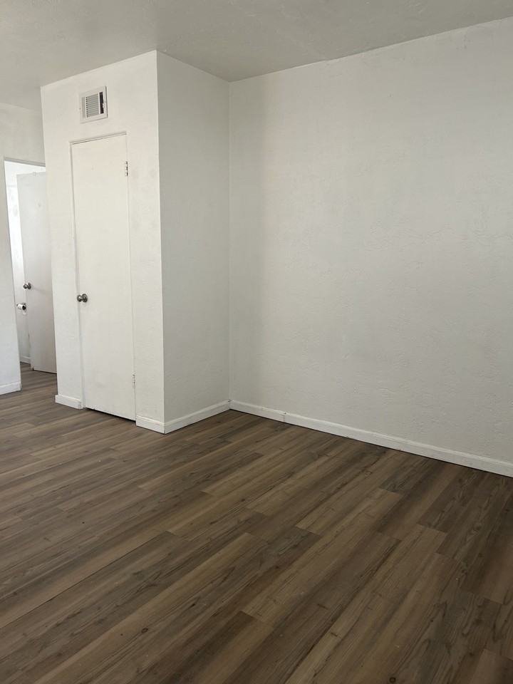 445 7th Ave NApt 4 #4 - Photo 4 of 15