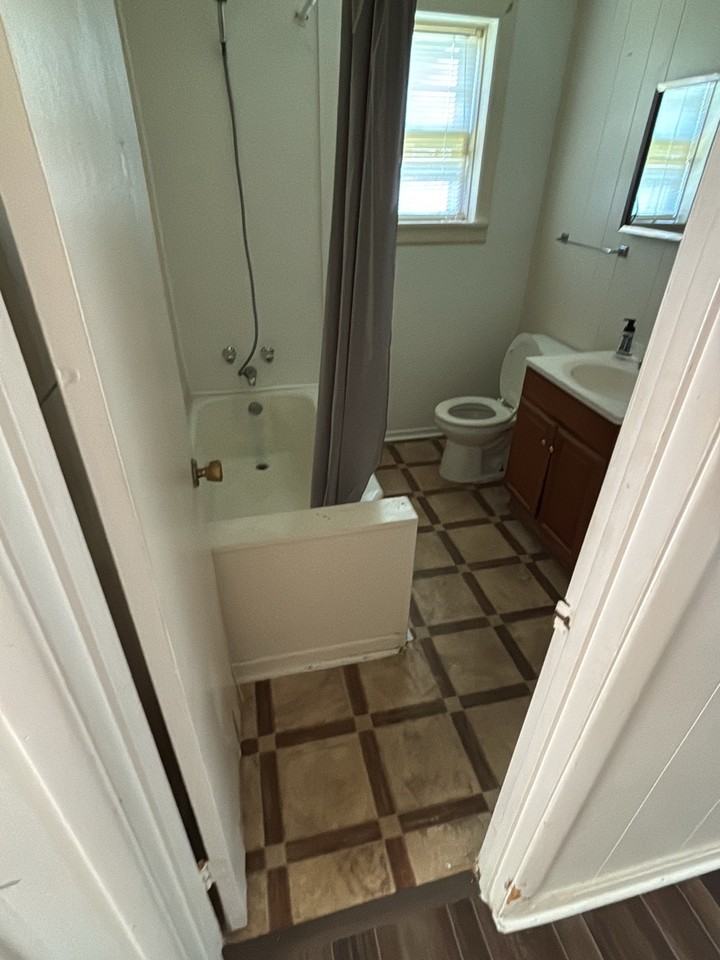 1604B E 9th St #1 - Photo 3 of 4