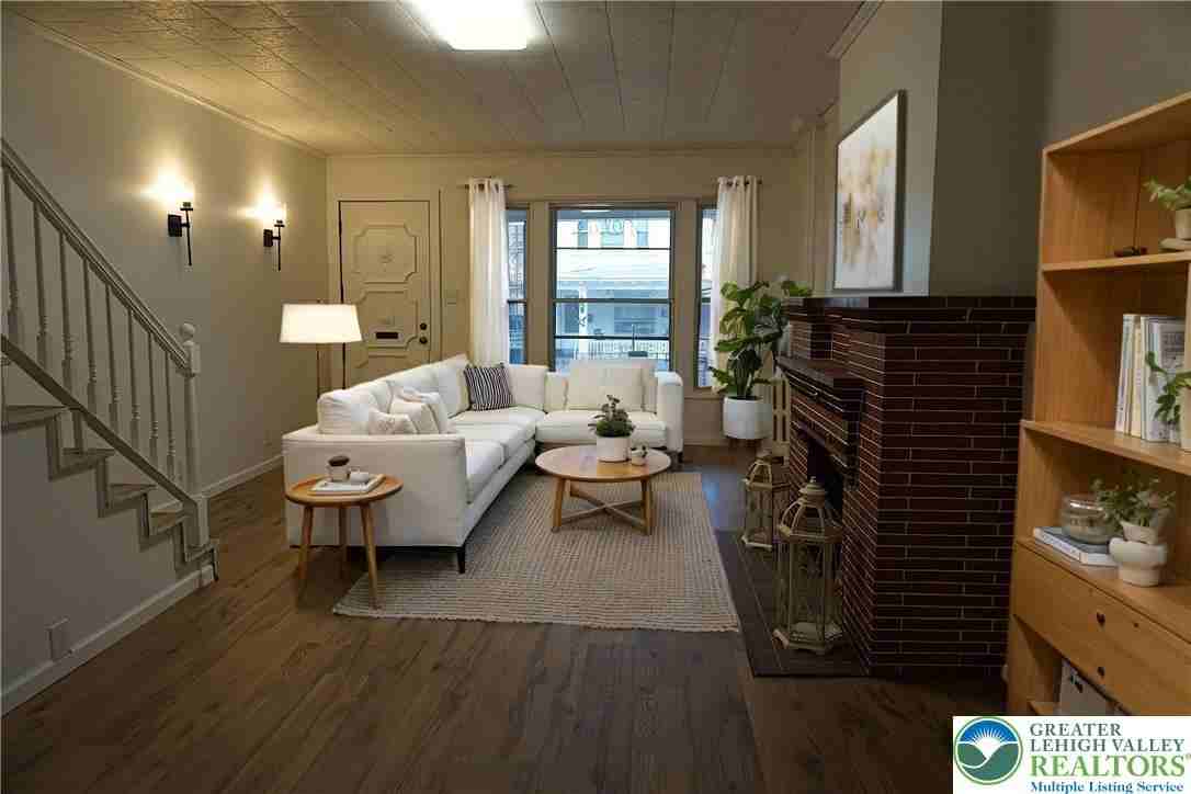 128 S West St - Photo 4 of 24