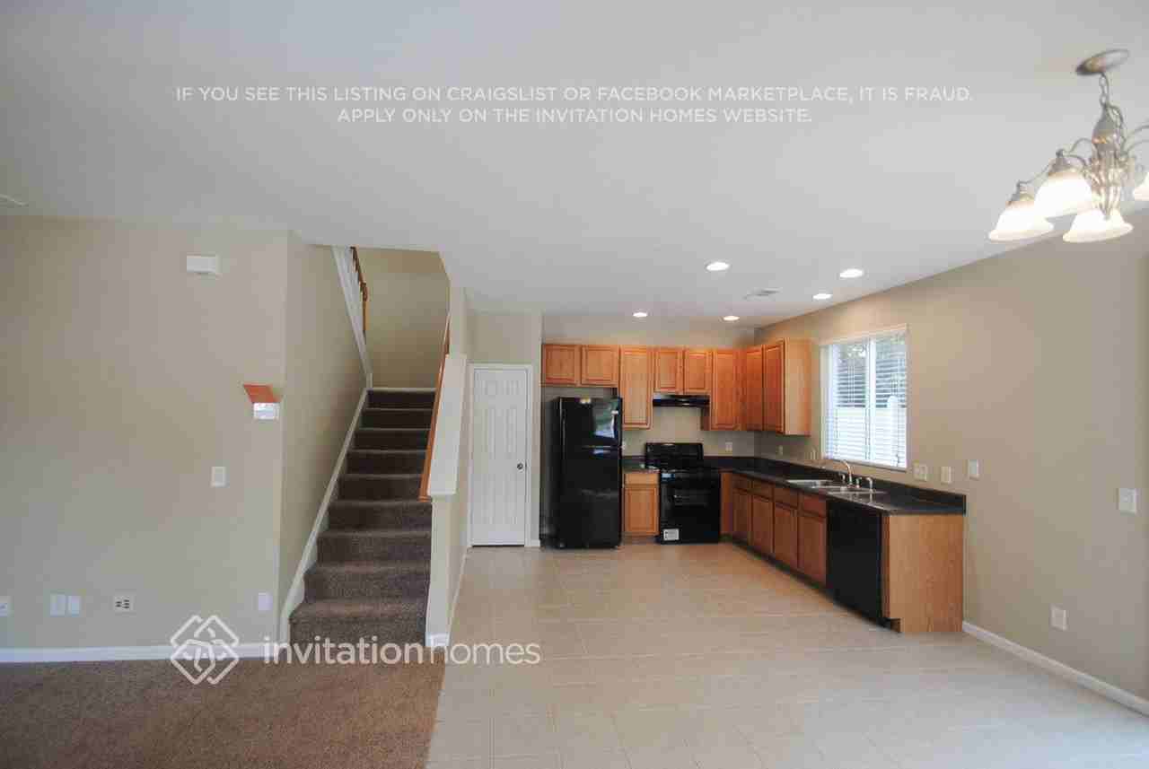 415 Sureyya Dr - Photo 3 of 11