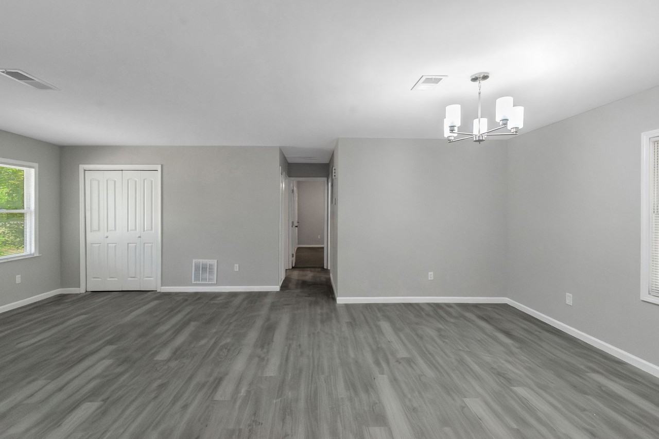 1843 Kirkland Rd - Photo 4 of 17