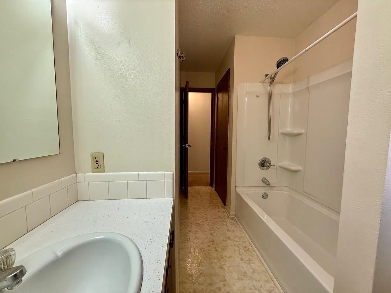 818 5th St Nw #4 - Photo 4 of 9