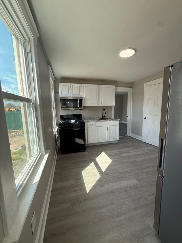 420 Short Beach Rd - Photo 4 of 19