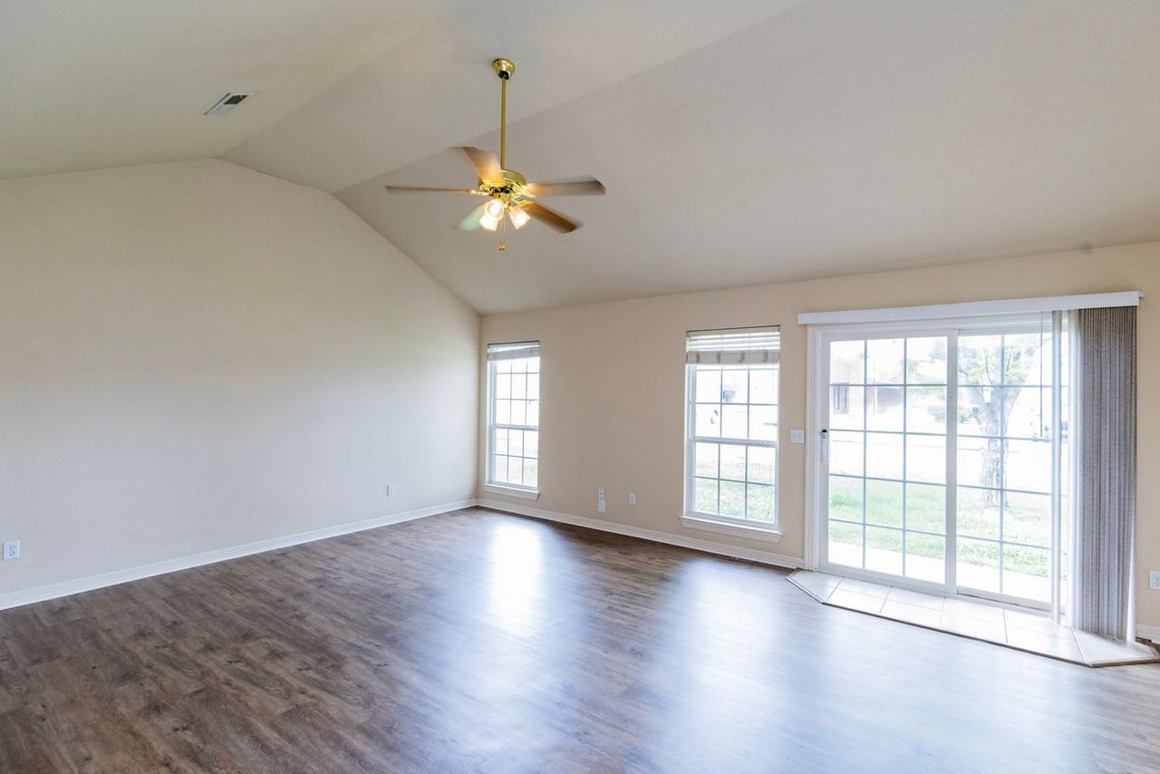 255B Ravenwood Rd - Photo 2 of 18