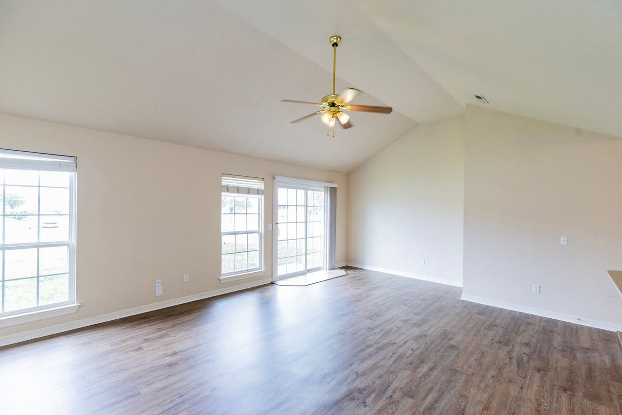 255B Ravenwood Rd - Photo 3 of 18