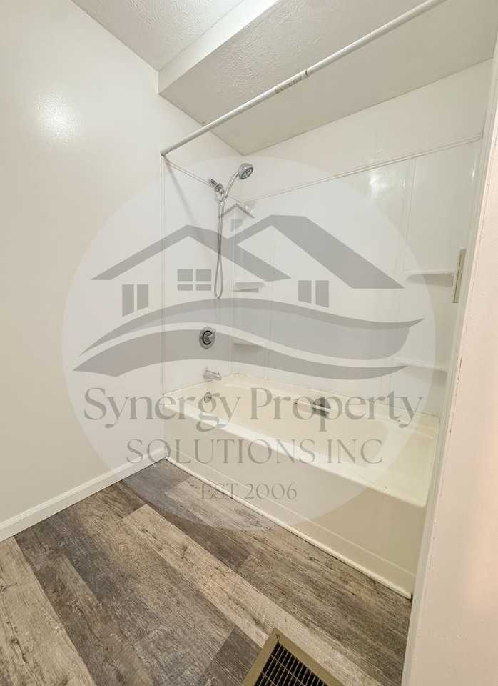 239 Sturges Ave - Photo 4 of 14