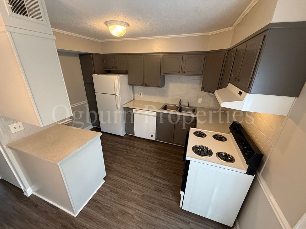 2350 Bay Meadows Ct Apt E - Photo 5 of 11