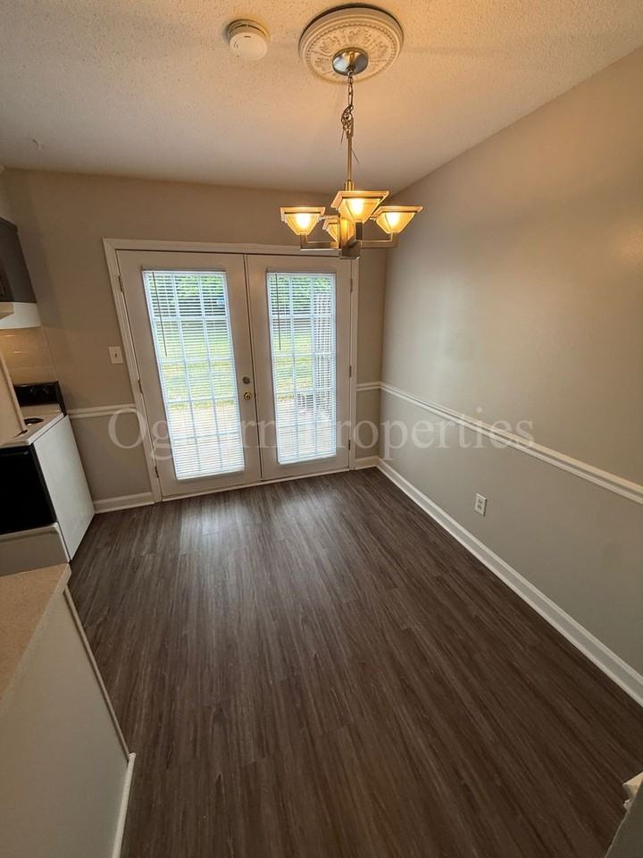 2350 Bay Meadows Ct Apt E - Photo 7 of 11