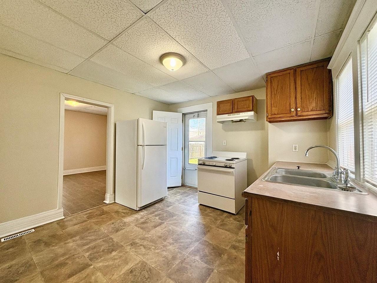 117 E Fox St - Photo 6 of 14