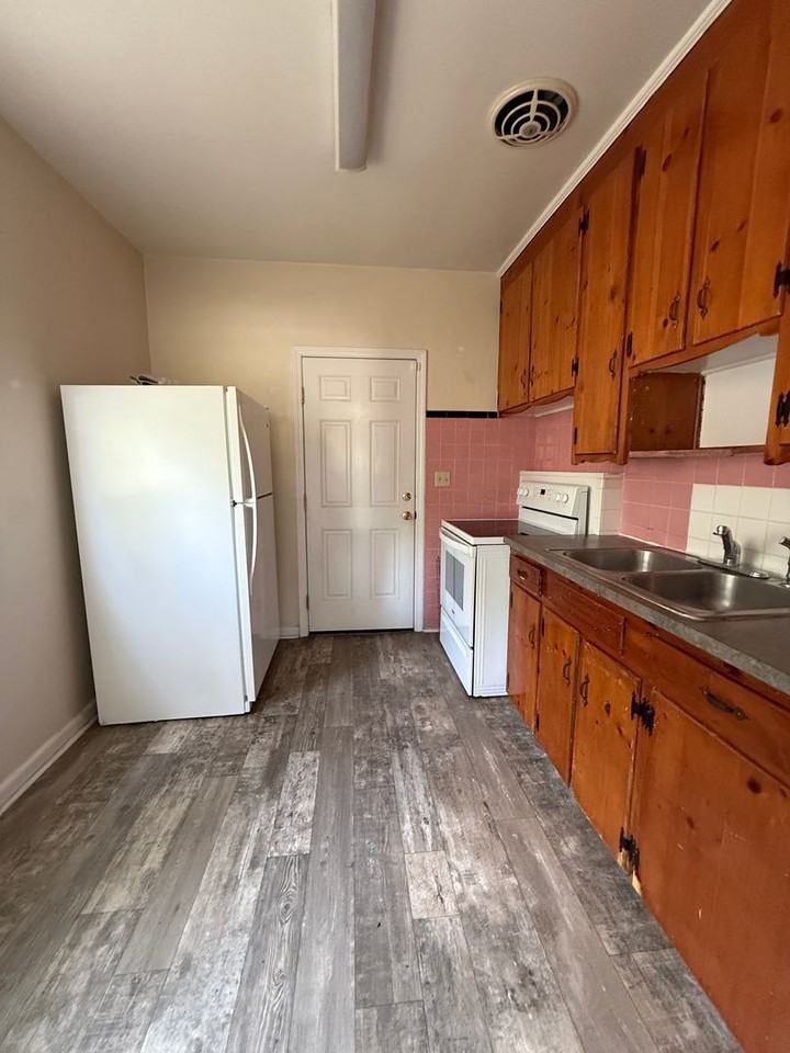 1228 River Bank Ct - Photo 2 of 6