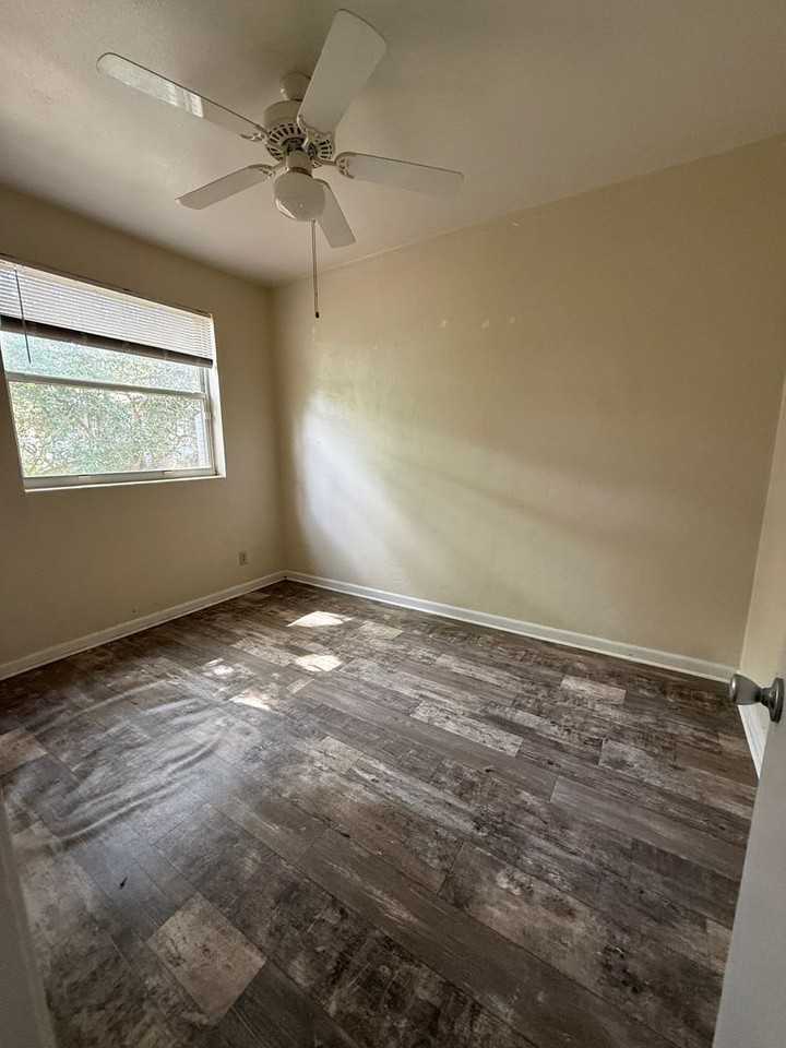 1228 River Bank Ct - Photo 5 of 6