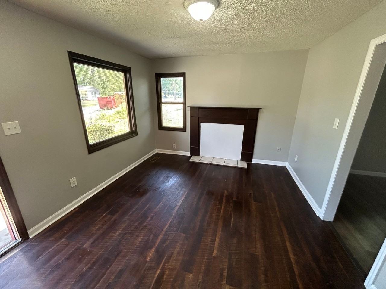 2115 Lee High Dr Ne - Photo 2 of 8