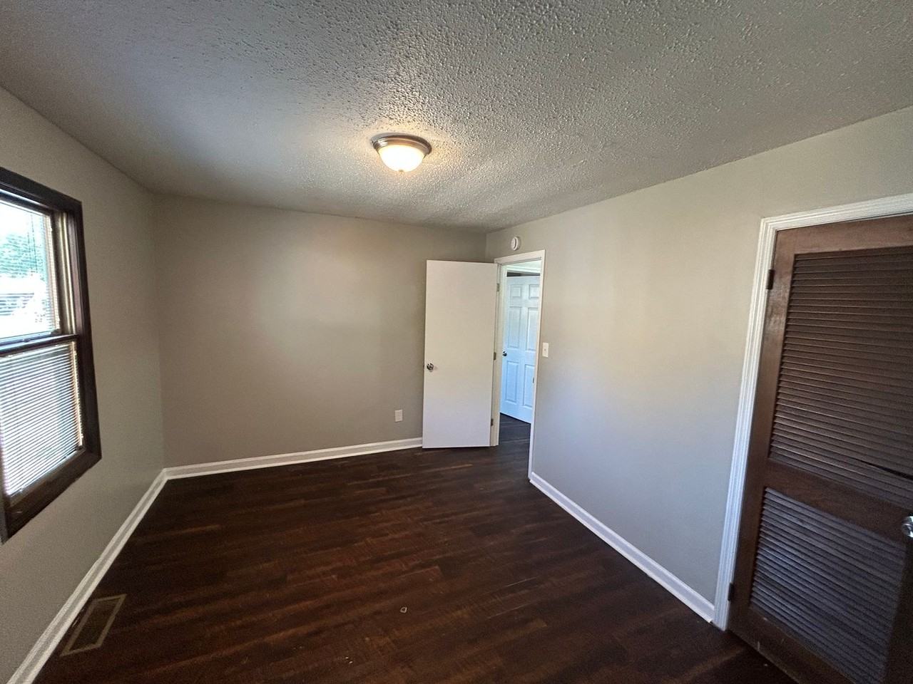 2115 Lee High Dr Ne - Photo 5 of 8