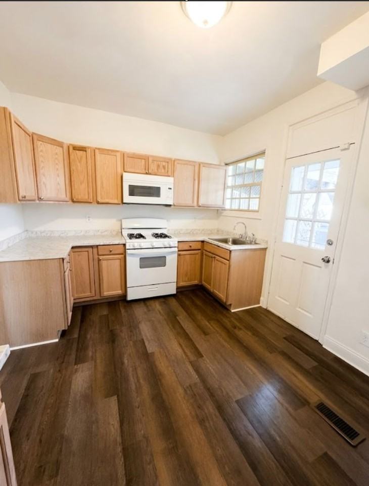 3632 Parkdale Ave - Photo 2 of 9