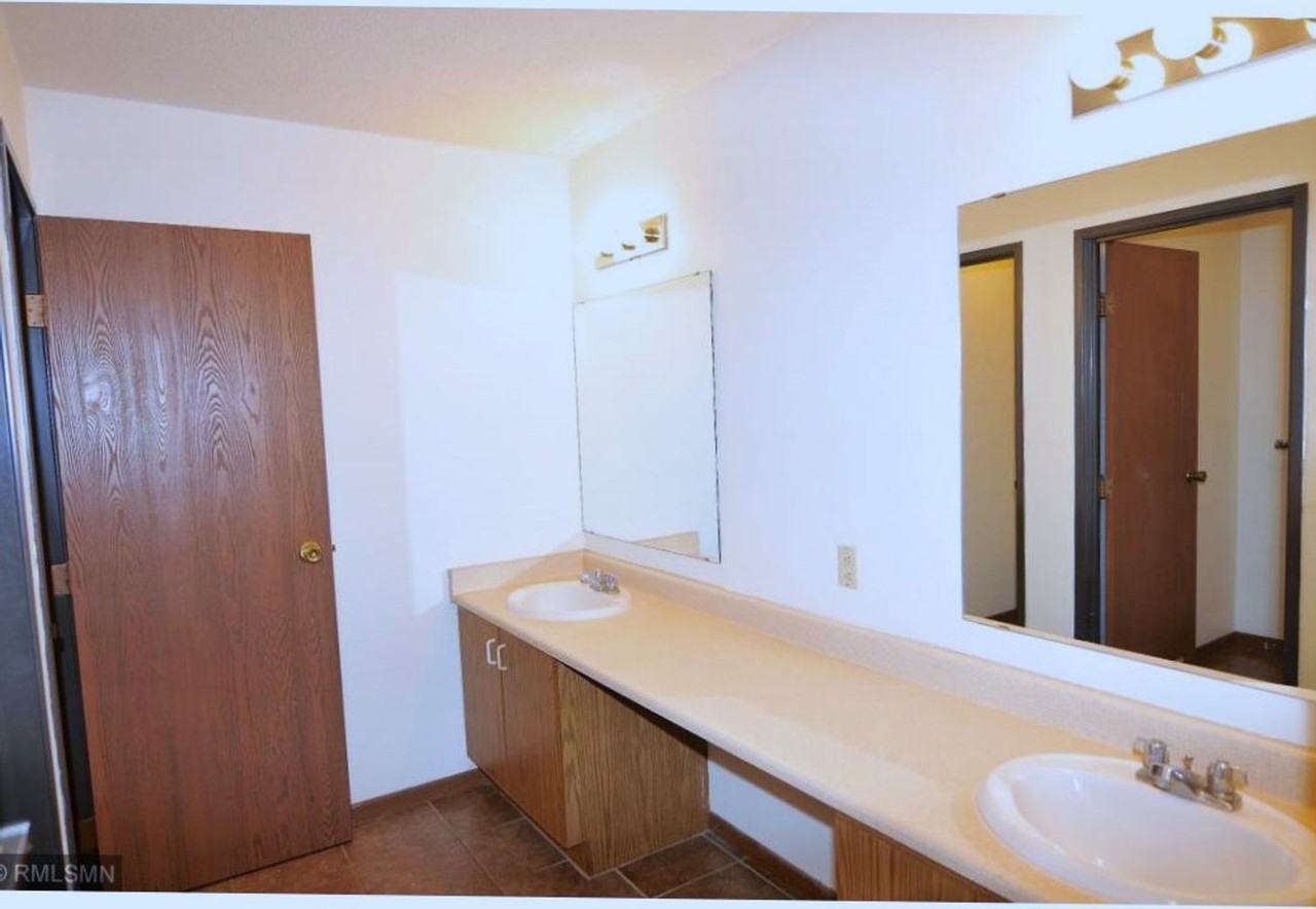 4 AB Properties llc - 4 Bdrm - Photo 2 of 5