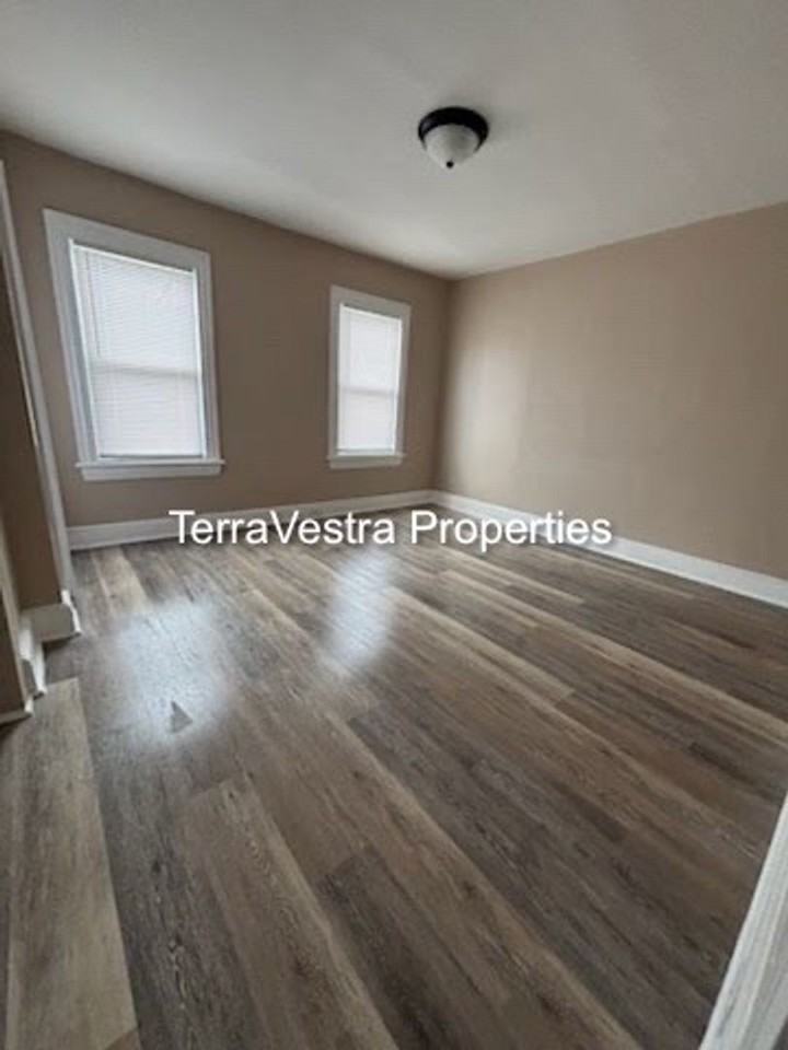 237 Morris St - Photo 3 of 11