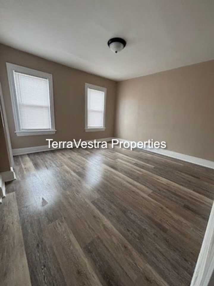 237 Morris St - Photo 5 of 11