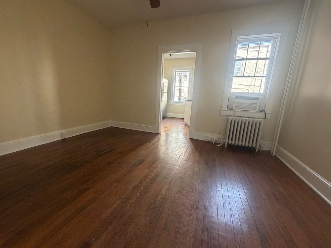 1003 Bank St - Photo 4 of 18