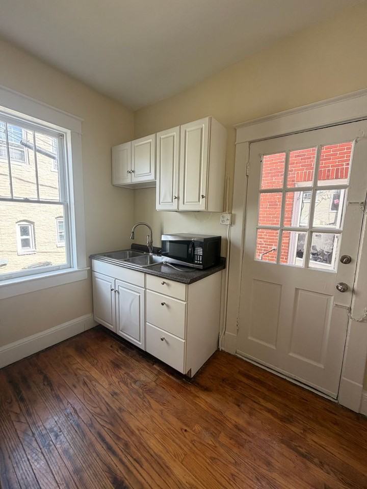 1003 Bank St - Photo 7 of 18