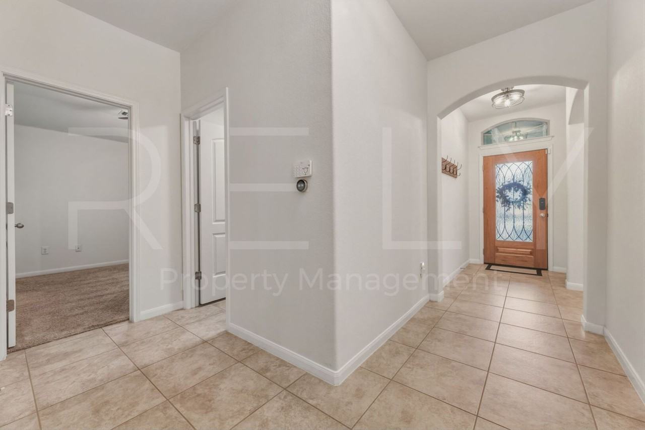 5809 Scenic Lake Dr - Photo 4 of 48