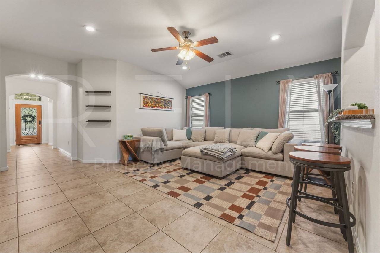 5809 Scenic Lake Dr - Photo 7 of 48