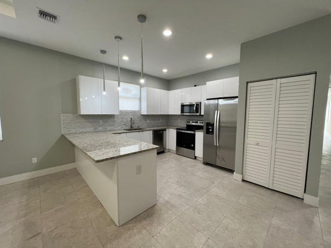 227 N E St - Photo 2 of 18