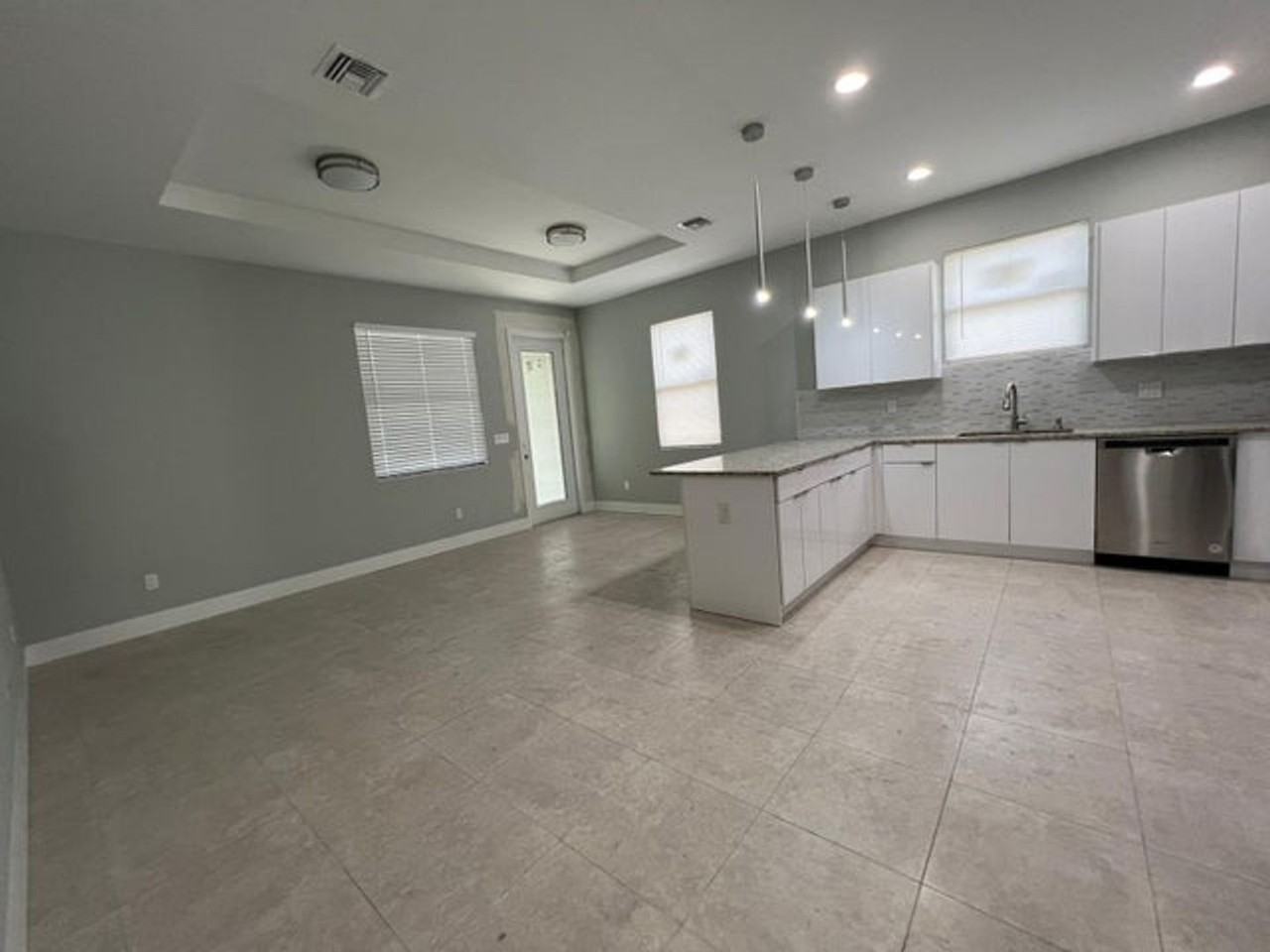 227 N E St - Photo 4 of 18